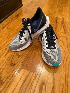 Nike Zoom Sneakers Women’s size 8 1/2